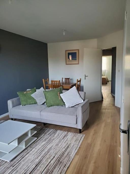 Appartement Moderne Et Equipe LʼIsle-Jourdain Kültér fotó