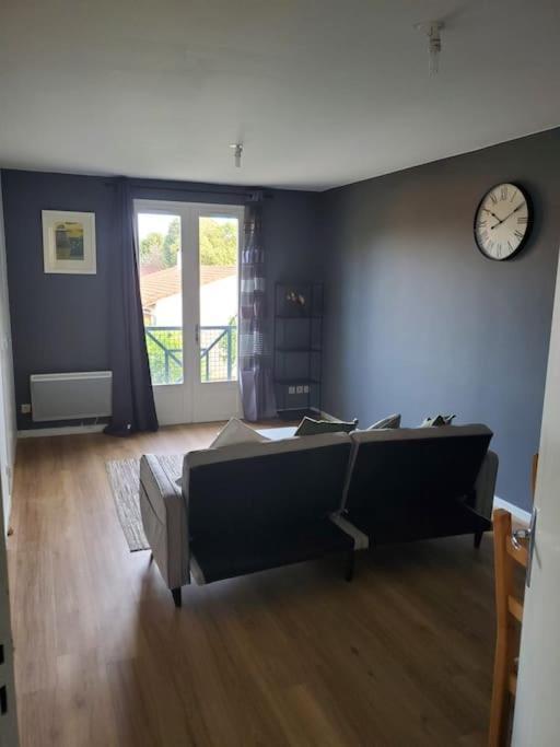 Appartement Moderne Et Equipe LʼIsle-Jourdain Kültér fotó